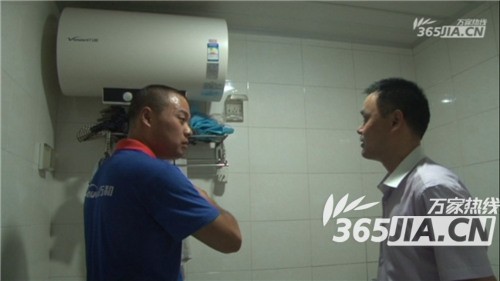 万象城体育|平台售后正在为刘师傅讲解电万象城体育|平台的安全使用规范